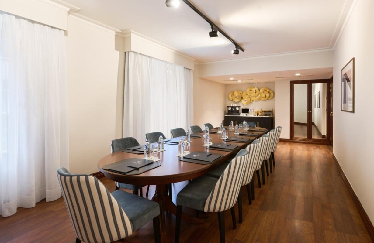 Eurostars Montgomery Bruselas Exterior foto The boardroom at the residence of the German ambassador to the United States
